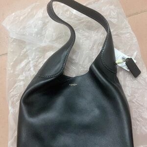 Coach Shoulder Bag 28 in black